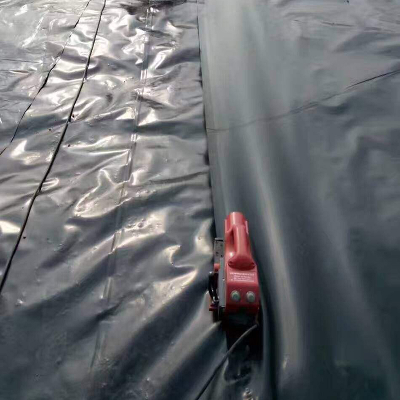 復(fù)合土工膜怎樣減少接縫數(shù)量?