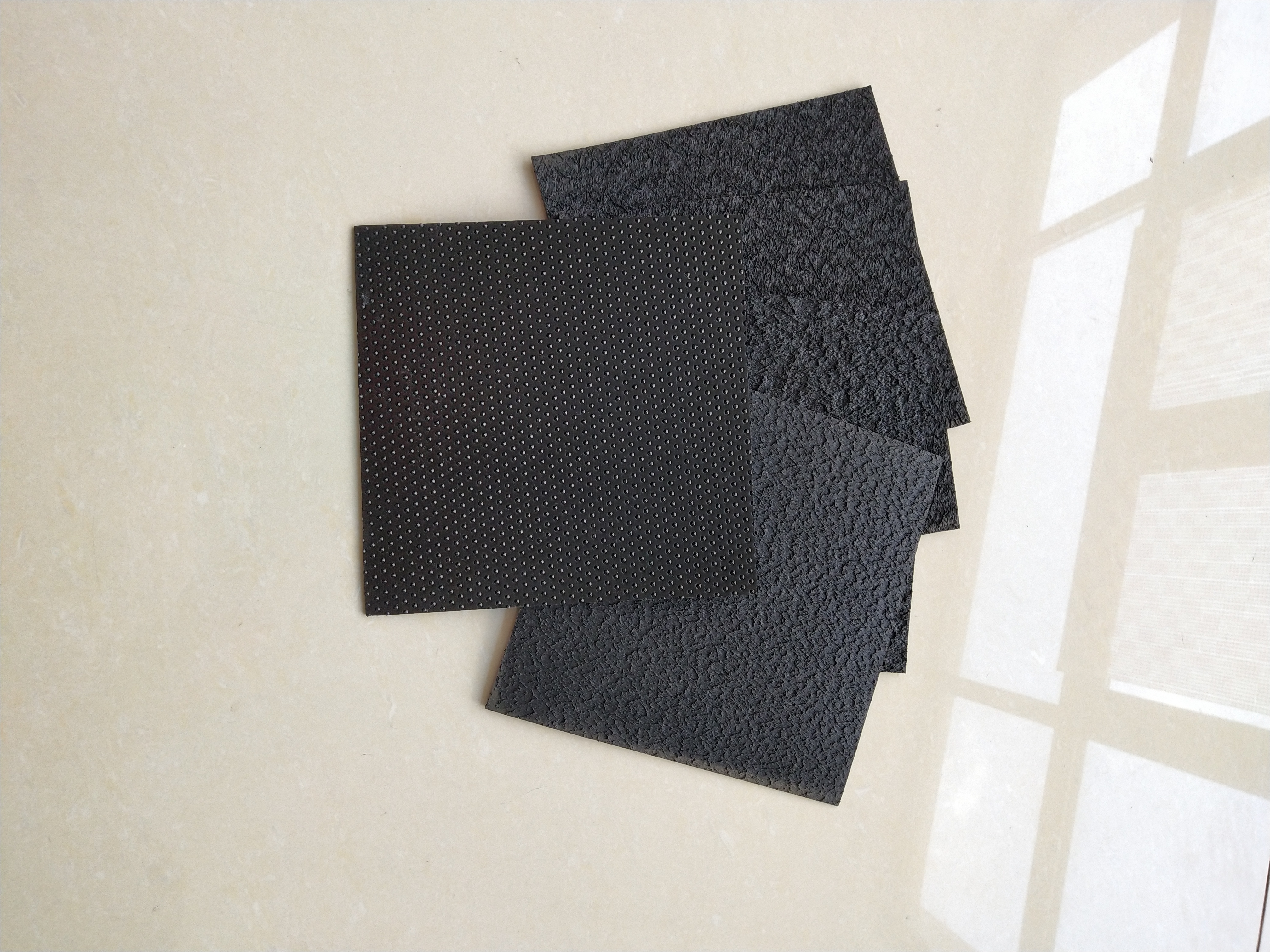 如何抑制糙面土工膜的伸長率？